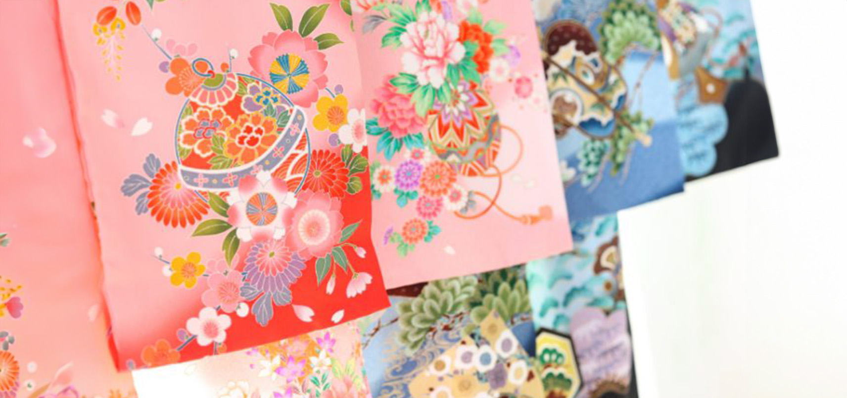 お参りにふさわしい柄とデザイン。京都から買い付けたこだわりの着物／兜や巴太鼓、牡丹など<br>お参りにふさわしい古典柄、モダン柄も一部ご用意がございます。